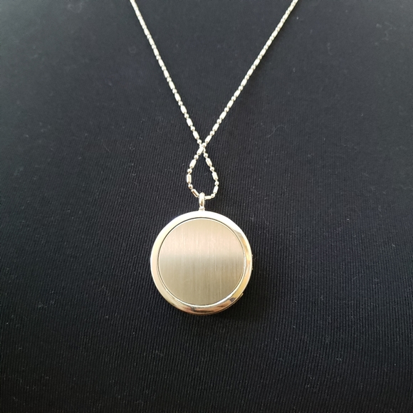 Aromatherapy Lotus Flower Locket Faux Gem Necklace - Picture 3 of 6